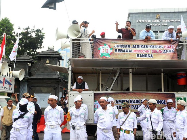 Timses Jokowi Tuding Massa Kawal Amien Rais ke Polda dari HTI