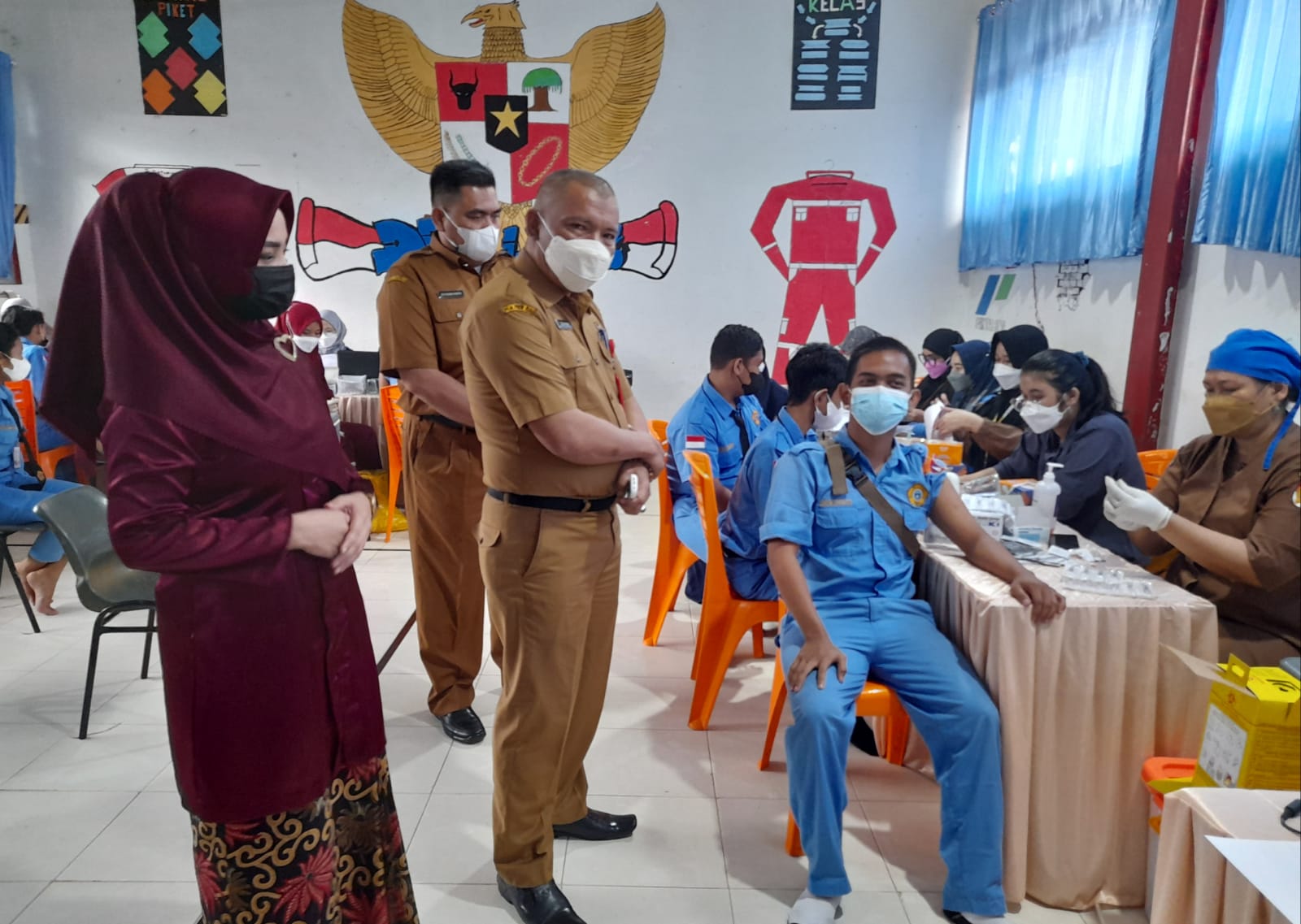Kadisdik Riau Tinjau Tiga Sekolah Pelaksana Pemberian 5.000 Vaksin Siswa SMK Swasta di Pekanbaru