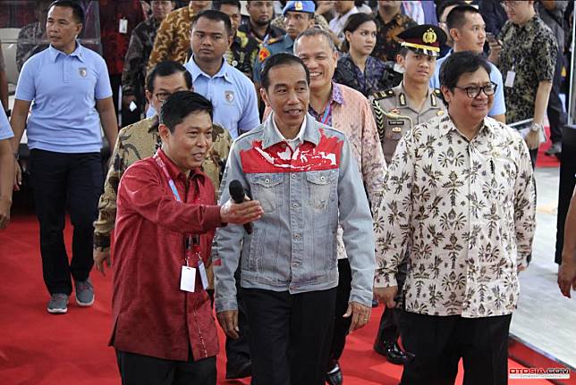 Copet Curi Kesempatan di Kunjungan Jokowi di IIMS