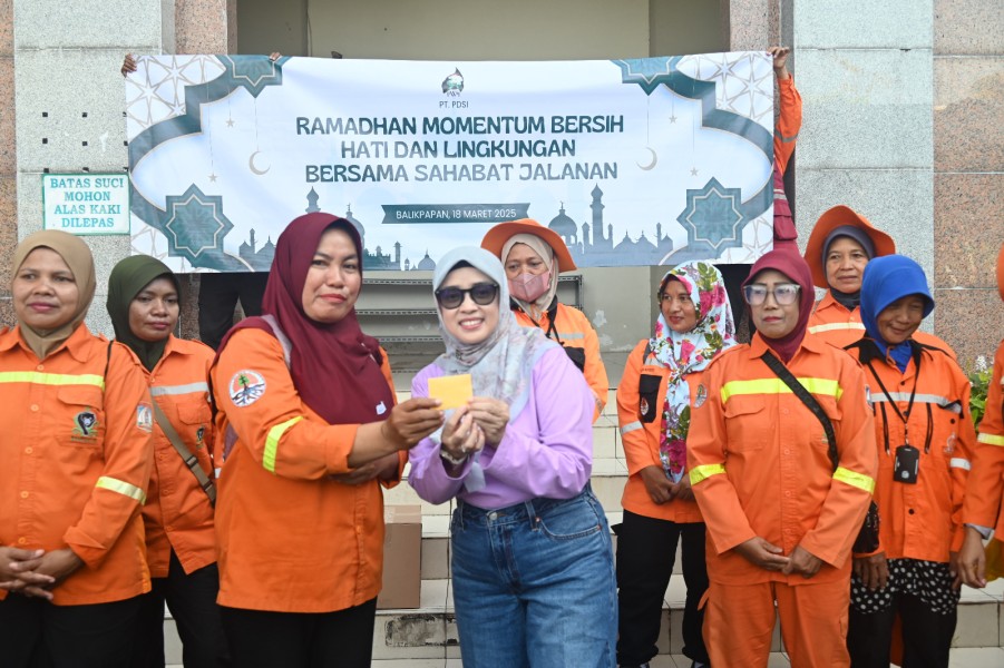 Berbagi di Bulan Suci, PWP Pertamina Drilling Serahkan Bantuan Kepada Petugas Kebersihan Jalan