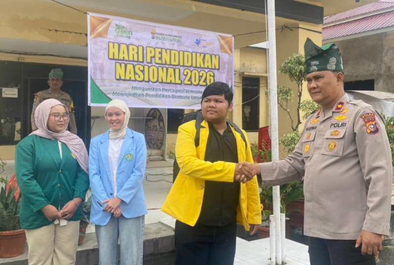 Hari Pendidikan Nasional, Kapolsek Bina Widya Berikan Bibit Pohon dan Perlengkapan Pendidikan kepada Mahasiswa