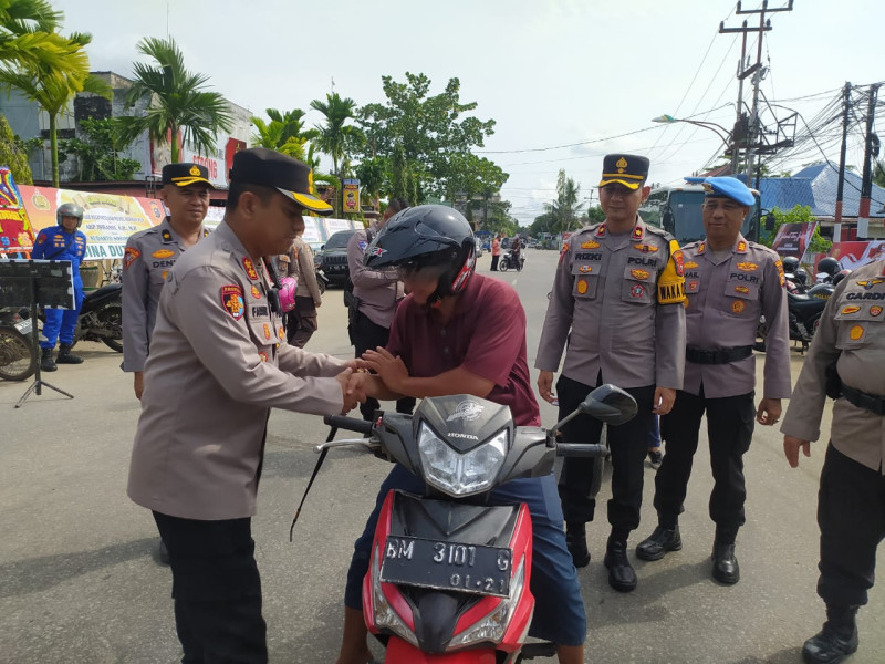 Hari Ke4 Operasi Keselamatan LK 2025, Kapolres Indragiri Hilir AKBP Farouk Bagikan Helm Gratis kepada Masyarakat