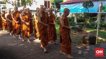 Cara Biksu Jalani Tradisi Buddha di Indonesia