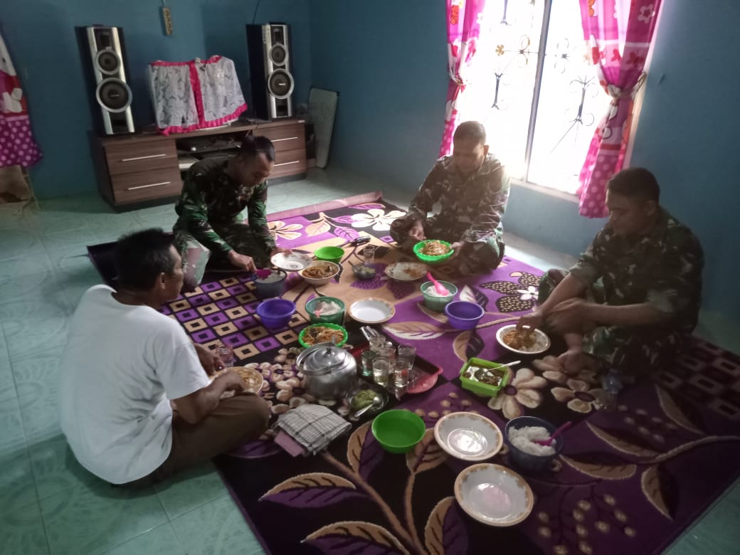 Usai Bekerja, TNI dan Warga Makan Bersama
