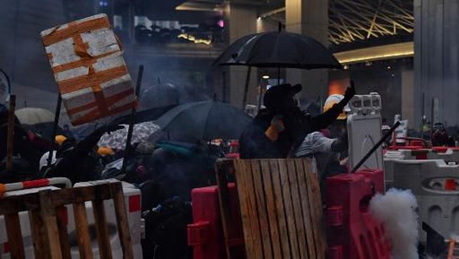 Polisi Hong Kong Letuskan Tembakan Pertama Kalinya di Aksi Demonstrasi