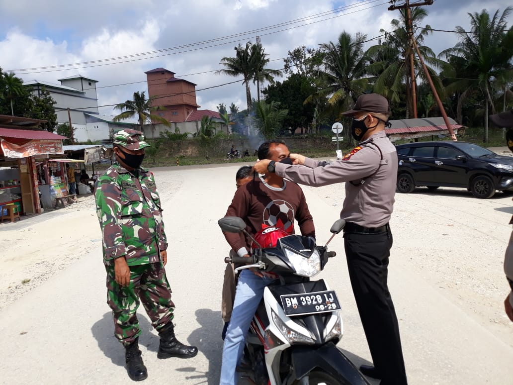 Cegah Masyarakat Terpapar Covid-19, Polsubsektor Pelalawan dan TNI Lakukan Operasi Yustisi