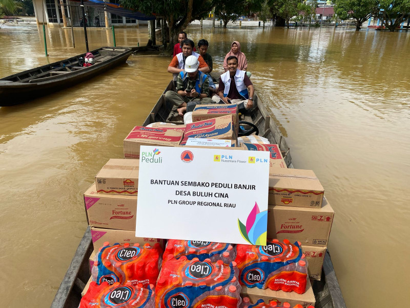 PLN Peduli Bantu Warga Terdampak Banjir di Kota Pekanbaru, Kabupaten Pelalawan, dan Kabupaten Kampar, Riau