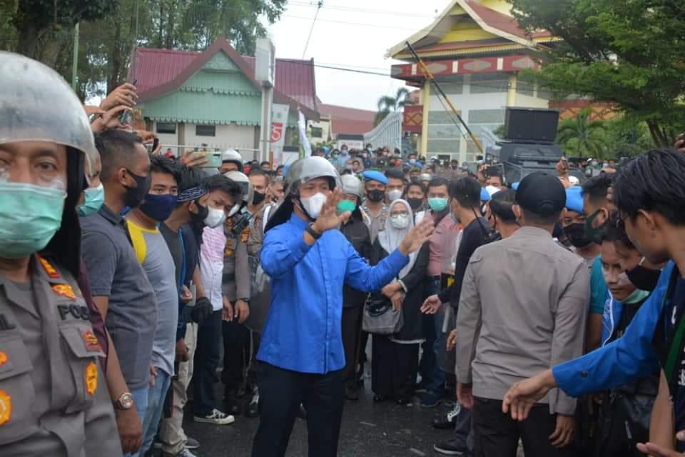 Ketua Fraksi Partai Demokrat DPRD Riau Agung Nugroho Datangi Para Pengunjukrasa