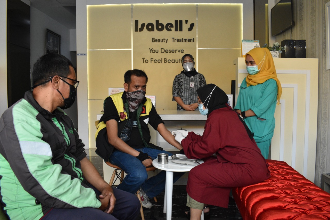 Jum'at Berkah, Klinik Isabell's Beauty Treatment Bagikan Immnune Booster Gratis ke Ojol