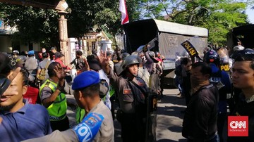 Polisi Tangkap 43 Mahasiswa dari Asrama Papua di Surabaya