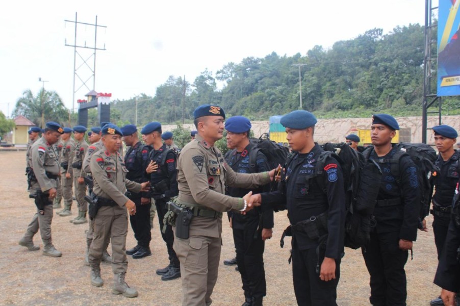 Danyon B Pelopor Brimob Riau Lepas Puluhan Personel Bangun Jembatan di Rokan Hilir