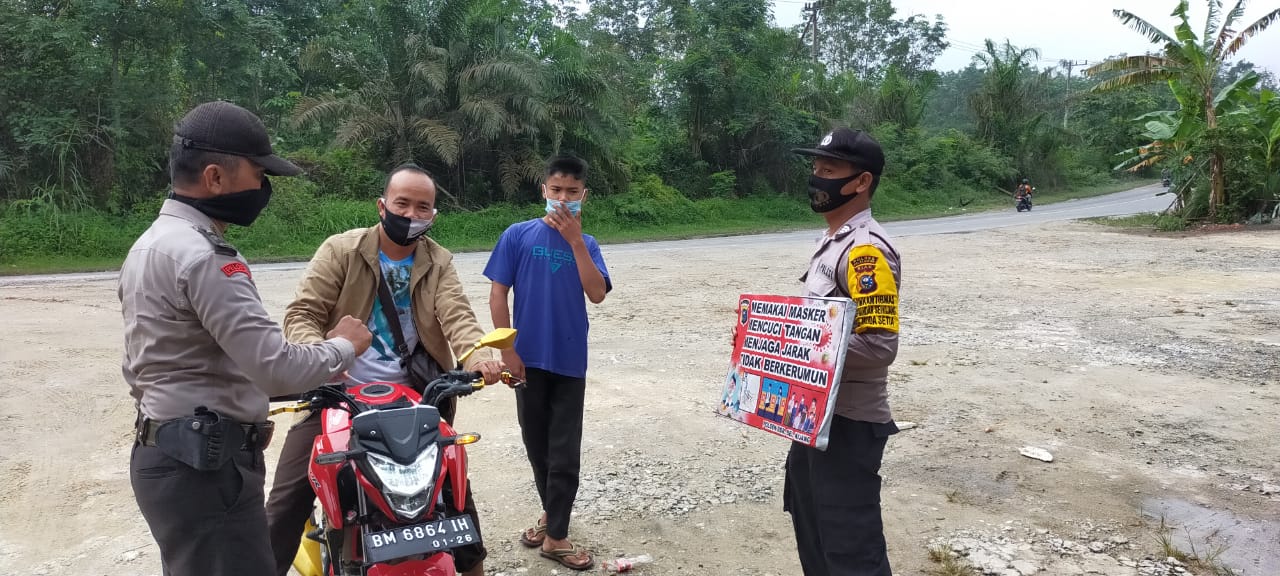 Sosialisasikan Protokol Kesehatan, Personel Polsek Bandar Sei Kijang Sambangi Rumah Warga