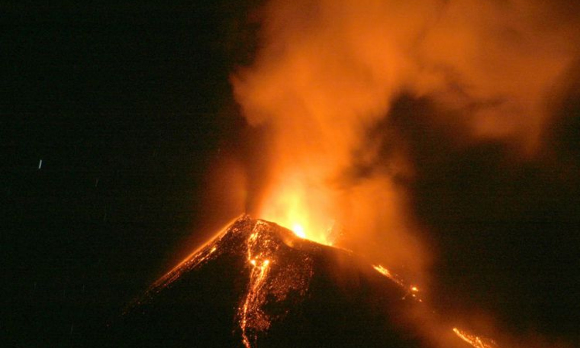 Gunung Soputan Meletus, Terpantau Luncuran Lava Sepanjang 2,5 KM