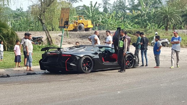 Lamborghini 'Batman' Diduga Milik Raffi Ahmad Terbakar di Sentul