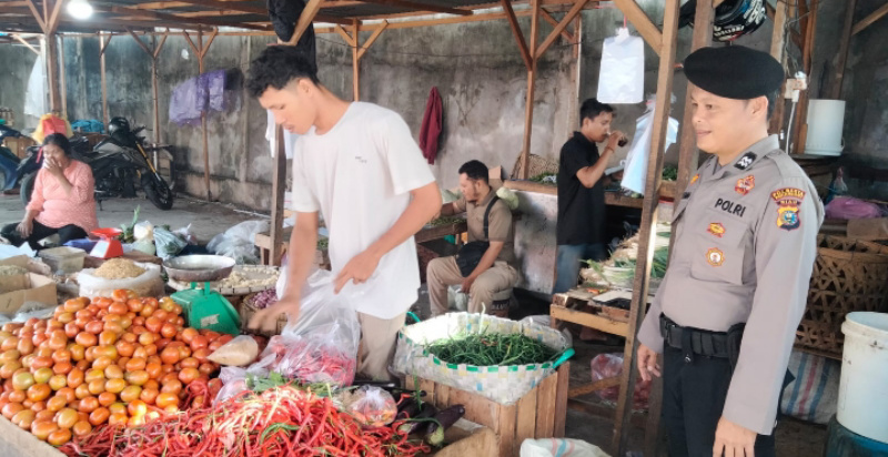 Panit 3 Samapta Polsek Pekanbaru Kota Sambangi Pedagang Cabai, Pantau Ketersediaan Pangan di Pasar Agus Salim