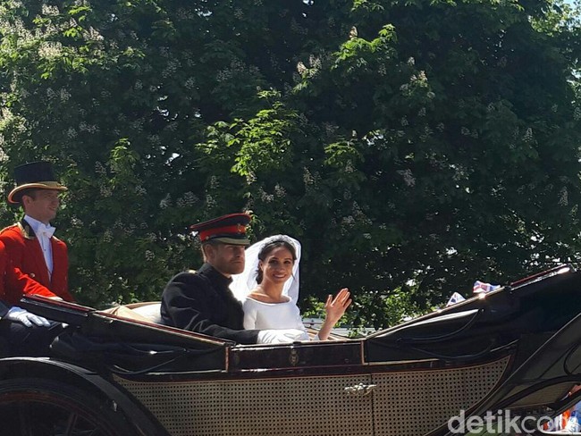 Momen Pangeran Harry-Meghan Sapa Warga di Windsor Usai Menikah