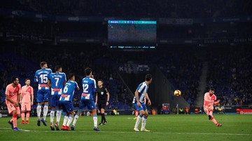 Tendangan Bebas Gelandang Levante Kalahkan Messi dan Ronaldo