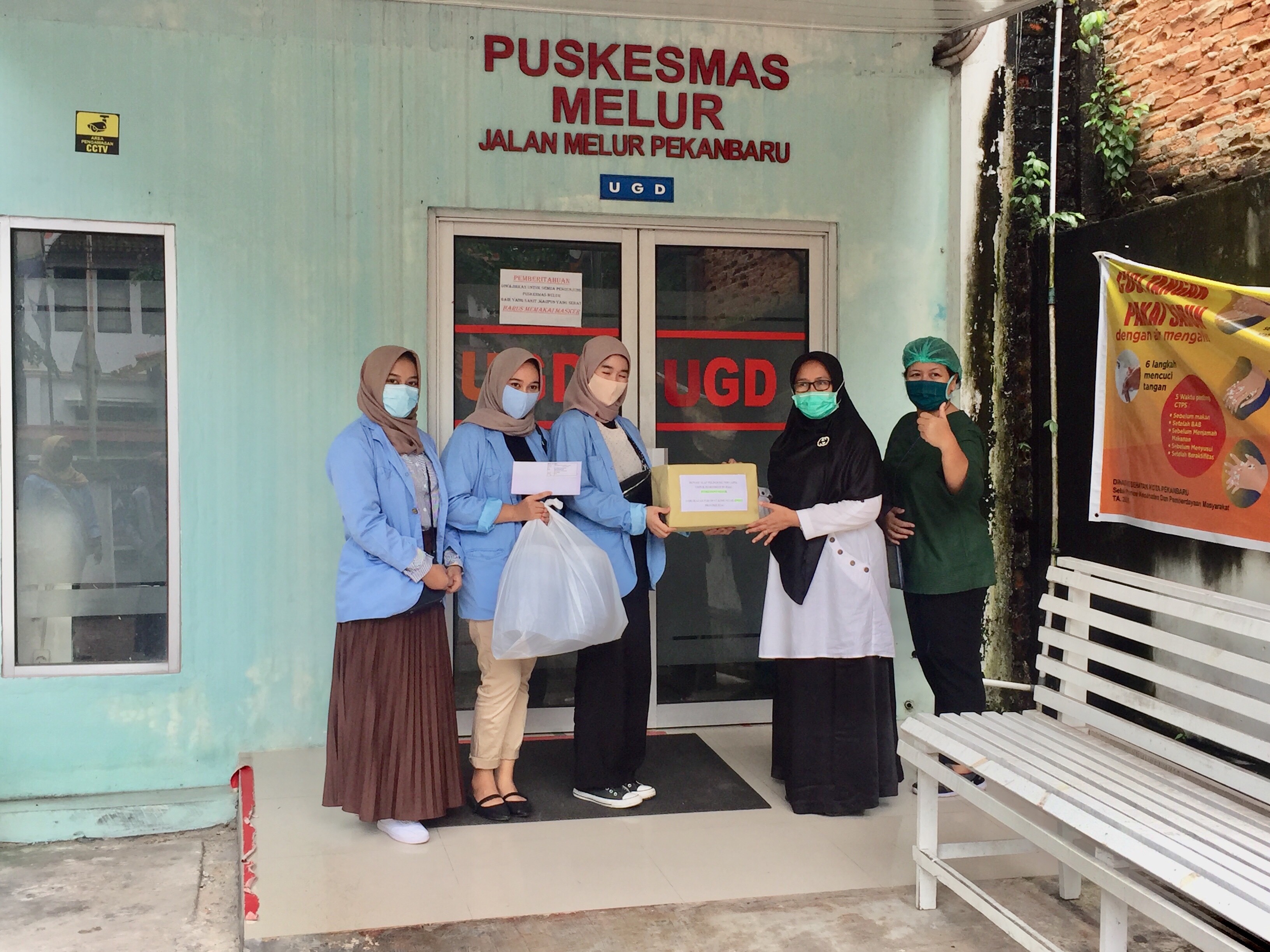 IPKKI dan Mahasiswa KKN UNRI Salurkan Donasi APD ke 30 Puskesmas di Pekanbaru.
