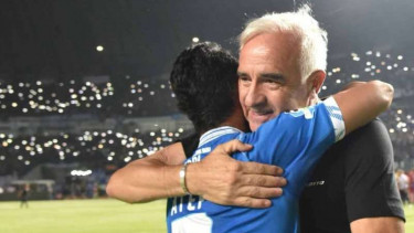 Banjir Sanksi, Pelatih Persib Ancam Lapor ke FIFA