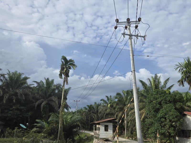 Negara Hadir, 24 KK Warga Dusun Terpencil di Kampar Riau Kini Nikmati Listrik PLN 24 Jam