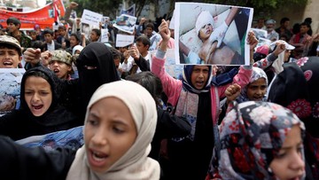 Aksi Protes di Pemakaman Anak-anak Korban Serangan Saudi