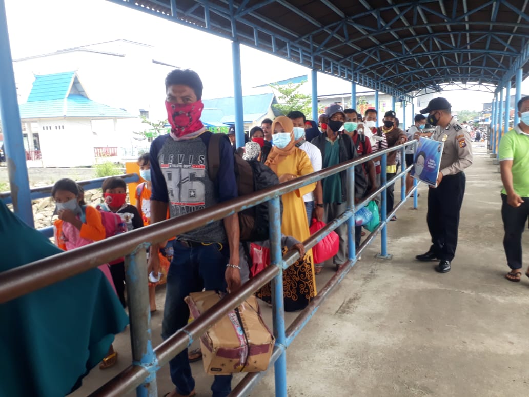 Antisipasi Covid-19, Polsek Kuala Kampar Jaga Ketat Penerapan Prokes di Pelabuhan