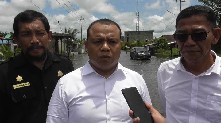 Anggota DPRD Rohil M. Syahpadri Tinjau Genangan Banjir di Jalan Pelabuhan Baru Bagansiapiapi