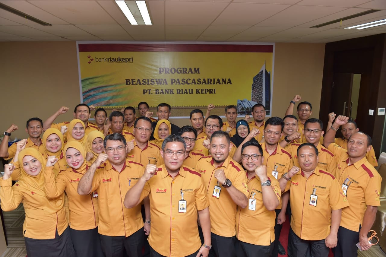 Tingkatkan Kualitas SDM, Bank Riau Kepri Berikan Beasiswa S2 Untuk Sembilan Pegawainya