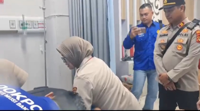 Jembatan Ambruk di Sumsel, Irjen Rahmad Wibowo Berikan Santunan Layanan Kesehatan kepada Keluarga Korban