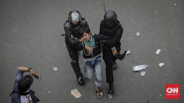 Polisi Pukul Jurnalis Saat Liput Demo