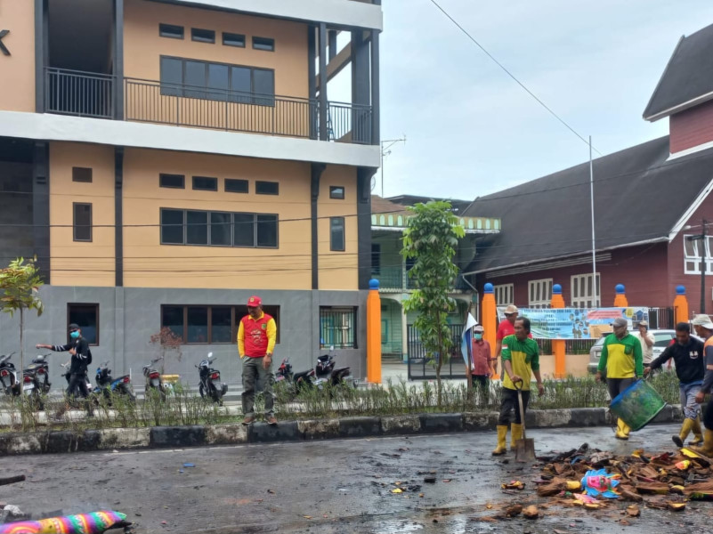Kadis LH Suwandi Turun Langsung Bersih Bersih Kota Bagansiapiapi
