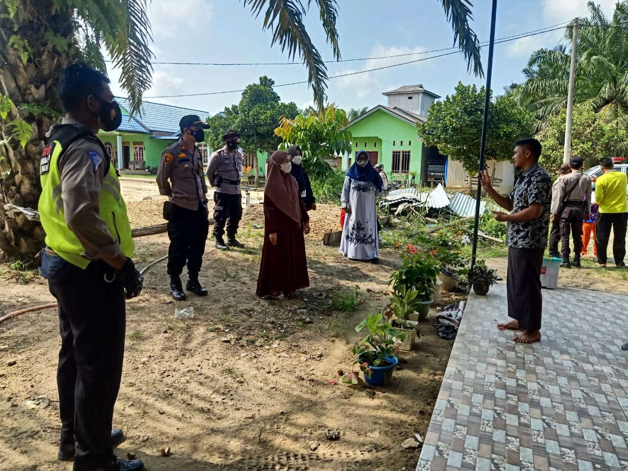 Polsek Pangkalan Lesung Dampingi Nakes Lakukan Tracing Pasien Covid-19