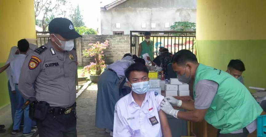 Polsek Pangkalan Lesung Dampingi Puskesmas Bersinar Lakukan Vaksinasi Terhadap Pelajar