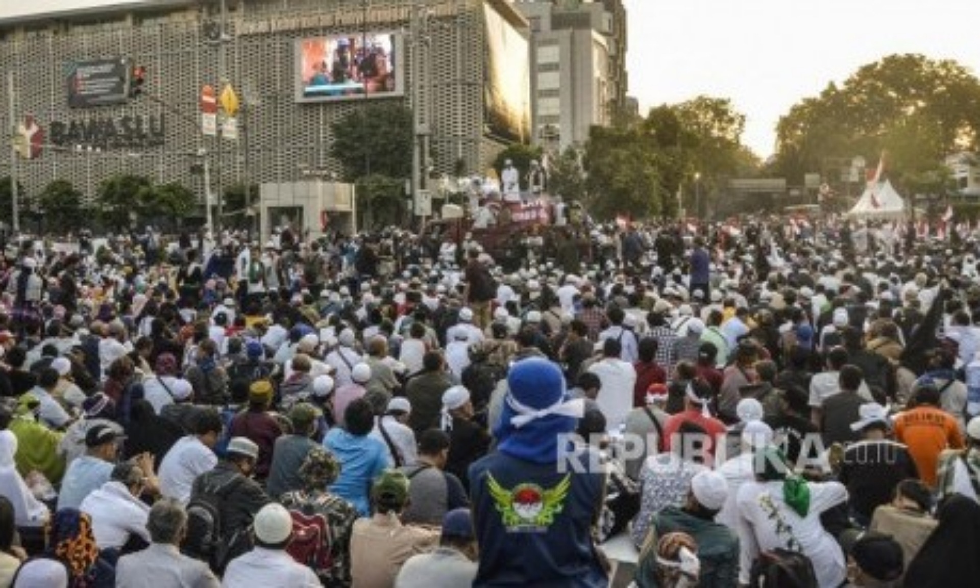 Sejumlah Peserta Aksi Kembali Berkerumun di Depan Bawaslu