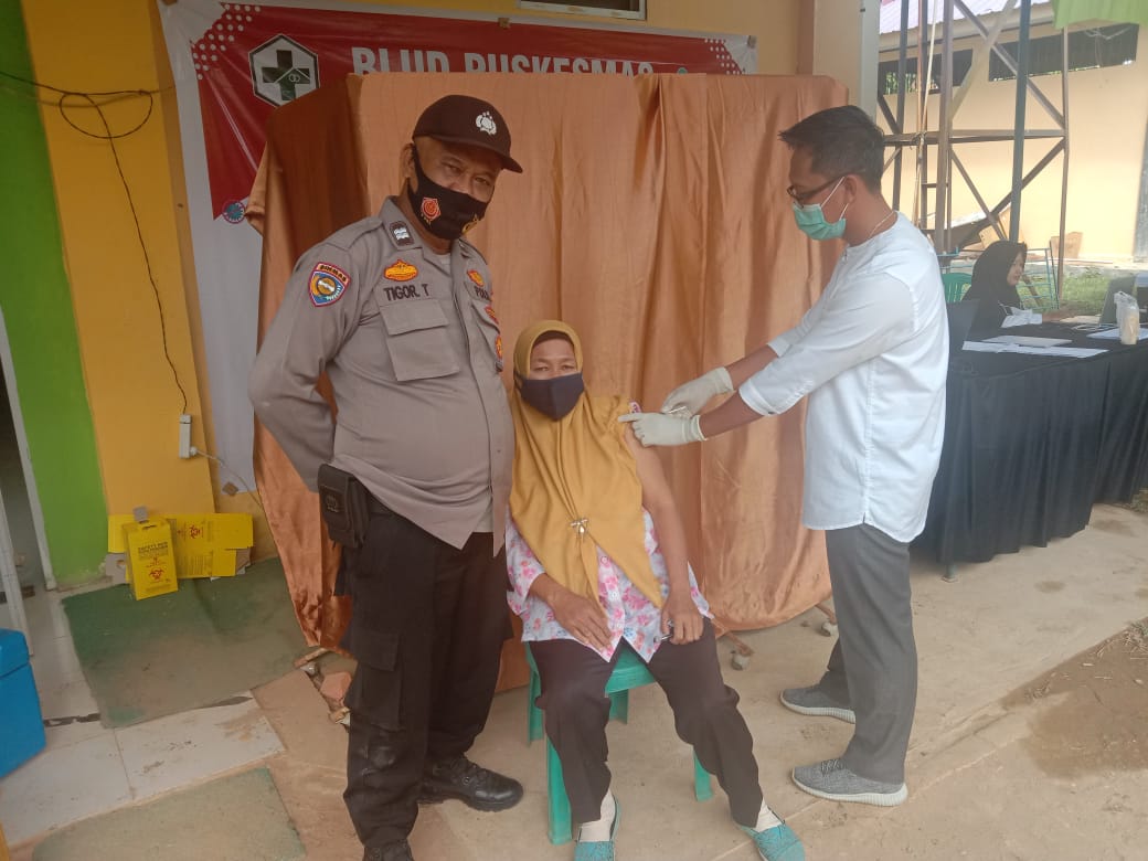 Polsek Pangkalan Lesung Awasi Pelaksanaan Vaksinasi di Puskemas Bersinar