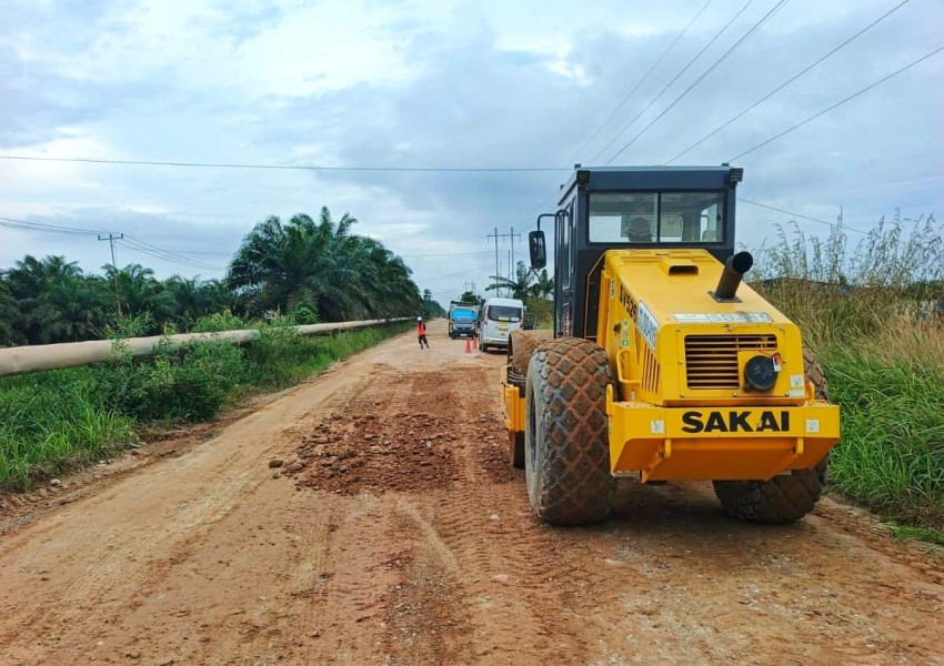 Demi Kelancaran Operasional dan Akses masyarakat, PHR Perbaiki 20 KM Jalan Rusak di Rohil