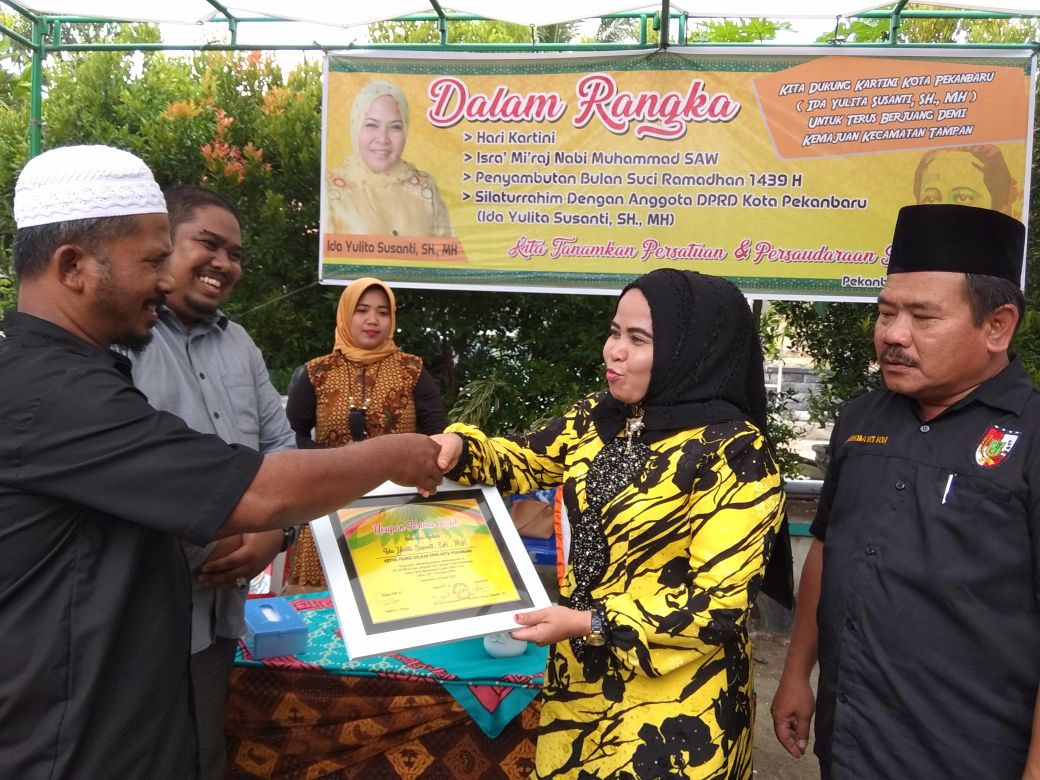 Warga Tampan Berikan Penghargaan, Ida Yulita Susanti Di Nobatkan Sebagai Kartini Pekanbaru