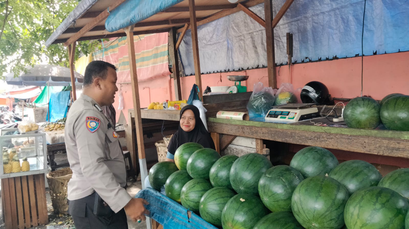 Bhabinkamtibmas Sambangi Pedagang Sayur, Ajak Warga Dukung Ketahanan Pangan di Tengah Aktivitas Pasar