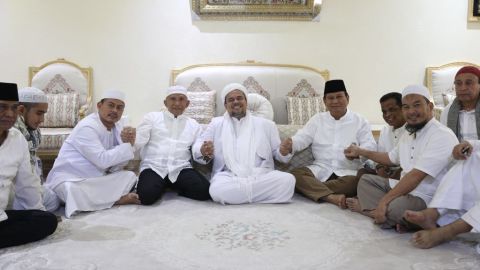 Gandengan Tangan Prabowo-Amien dengan Rizieq Syihab di Makkah