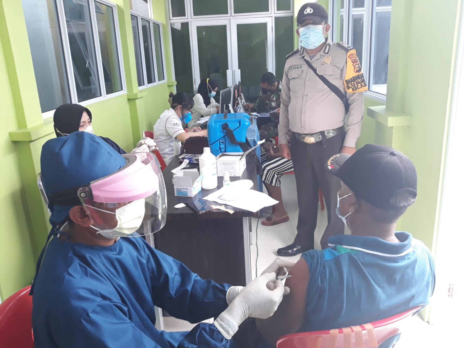 Personel Polsek Kuala Kampar Kawal Vaksinasi Dosis II di Puskesmas