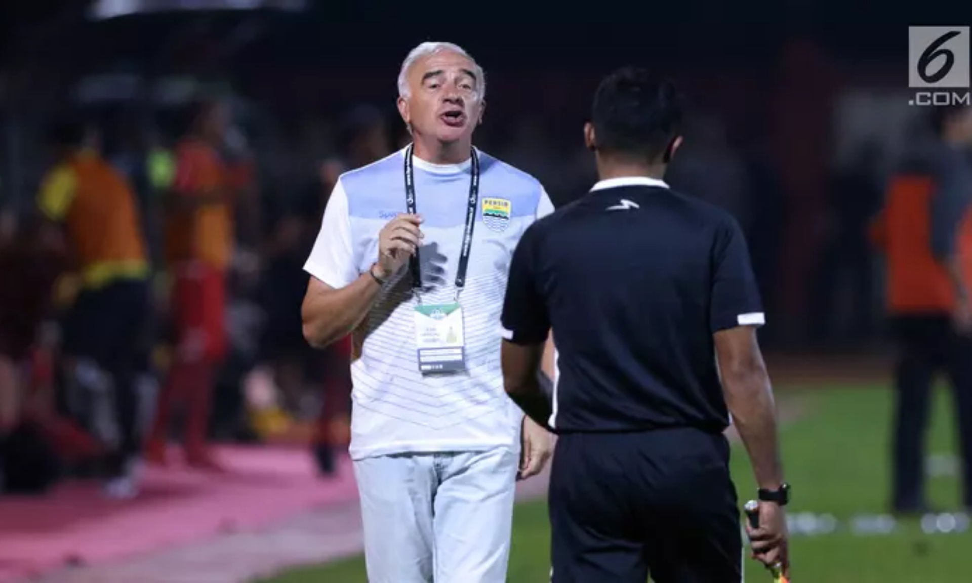 Redam Konflik, Pelatih Persib Ajukan Permintaan Khusus pada Bobotoh