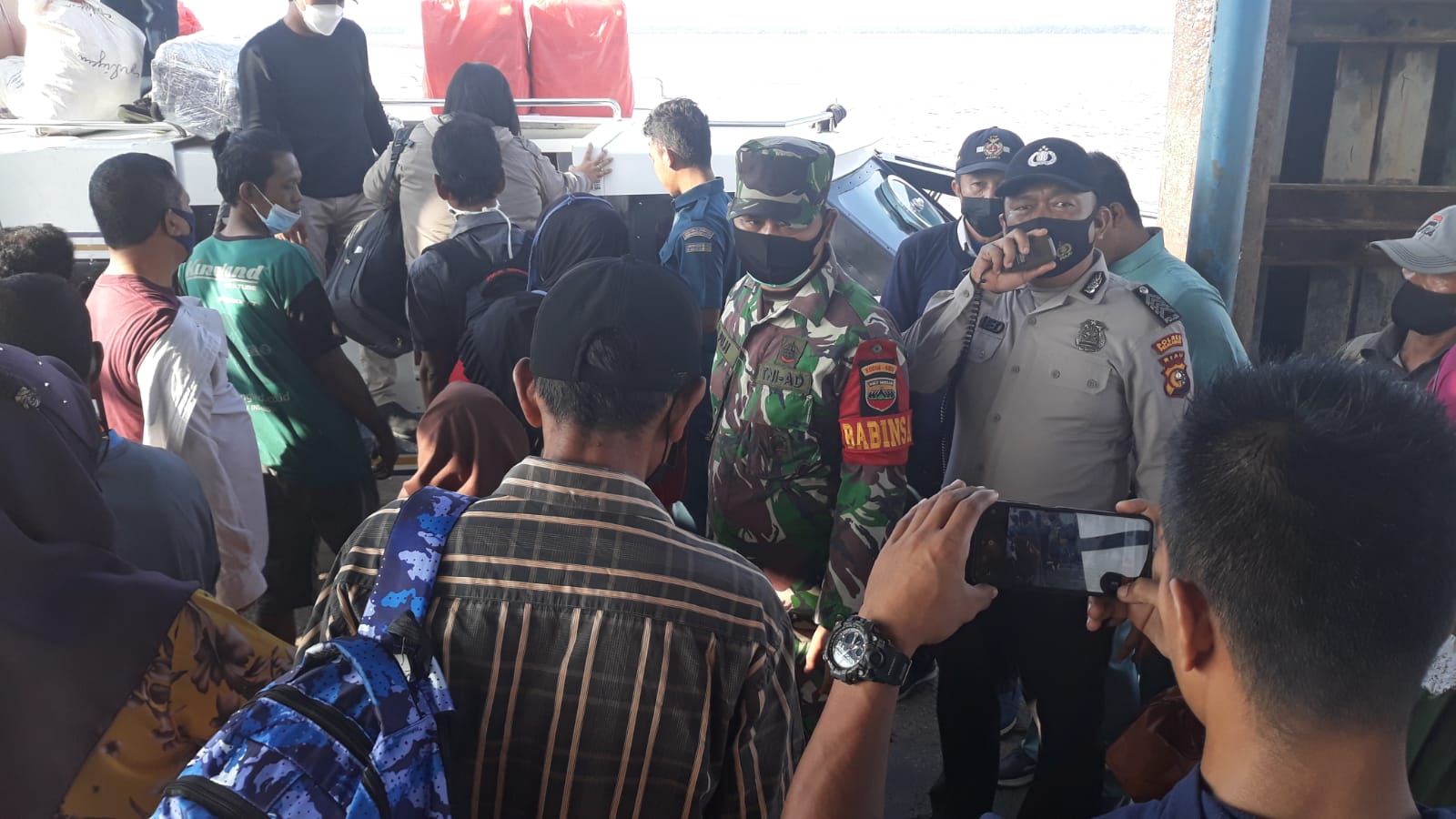 Cegah Covid-19, Polsek Kuala Kampar Imbau Masyarakat Terapkan Prokes Saat Antri