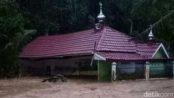 Banjir Bandang Terjang 3 Desa di Lahat Sumsel, 7 Rumah Hanyut