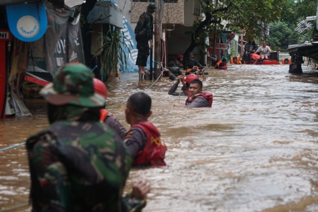 Beda Pendapat Anies dan Basuki soal Cara Atasi Banjir Jakarta