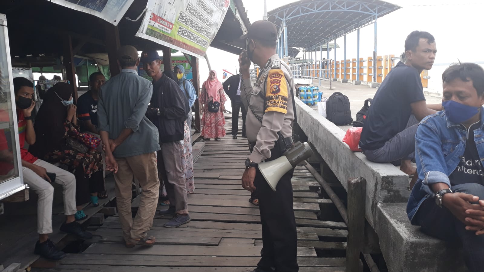 Pantau PPKM Mikro di Pelabuhan, Kapolsek Kuala Kampar Imbau Warga Patuhi Prokes
