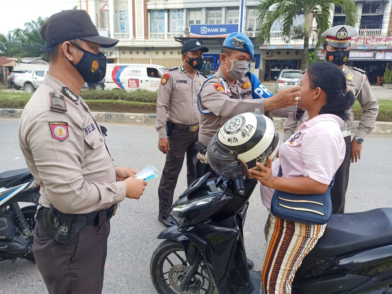 Polsek Pangkalan Kerinci Gelar Operasi Yustisi dan Berbagi Masker di Pos Pantau PPKM