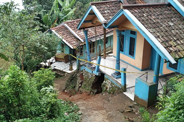 Bencana Tanah Bergerak di Sukabumi, 90 Rumah hingga 26 Hektar Sawah Rusak