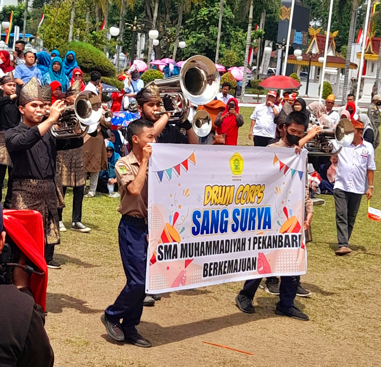Dihadapan Gubri, Drumband Sang Surya SMA Muhammadiyah 1 Pekanbaru Berkemajuan Tampil Memukau di Pawai Budaya 2022