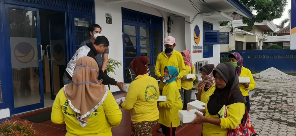 NasDem Millenial Riau Terus berbagi Nasi di Hari Jum'at