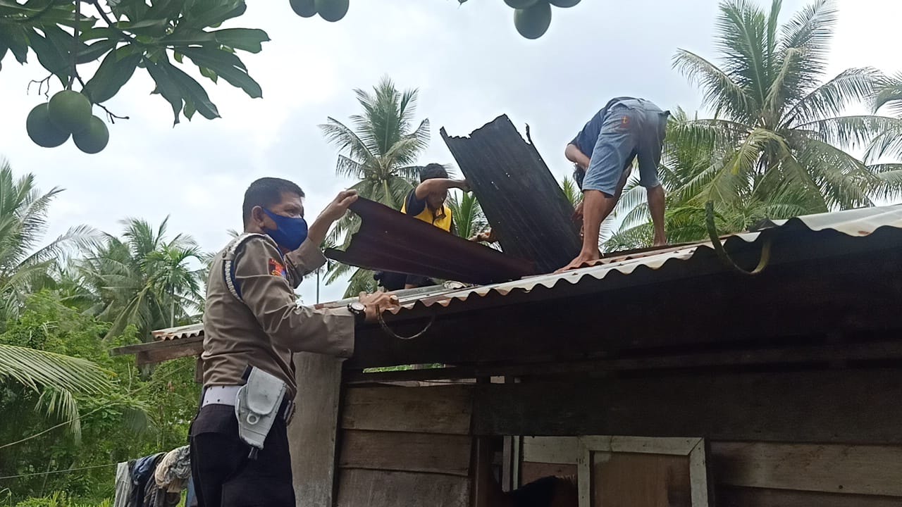 Semarakkan Hut Bhayangkara Ke 74, Polsek Bangko Bedah Rumah Warga Yang Kurang Mampu